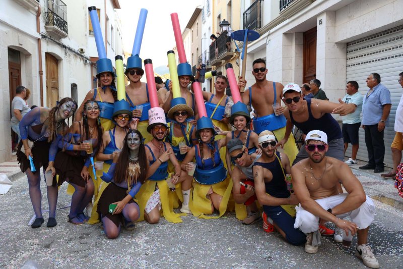 Les carrosses de Gata omplin el recorregut d’enginy, confeti,… i crítiques per l’entrada de bous “sorpresa” Les carrosses de Gata omplin el recorregut d’enginy, confeti,… i crítiques per l’entrada de bous “sorpresa”
